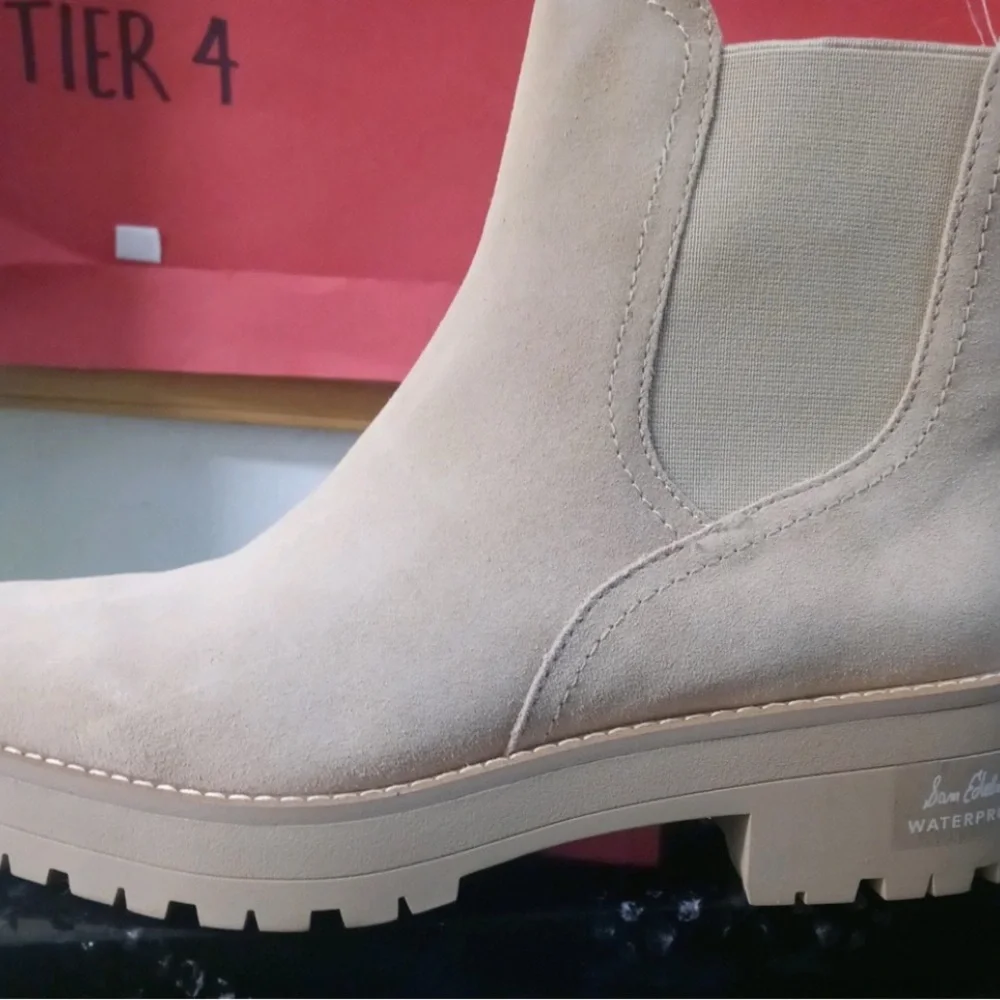NWT Sam Edelman Justina Lug Sole Chelsea Boot Size 6 color Sesame Suede - Picture 2 of 5